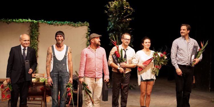 Révai měl při představení malou nehodu! Dámy, tohle musíte vidět