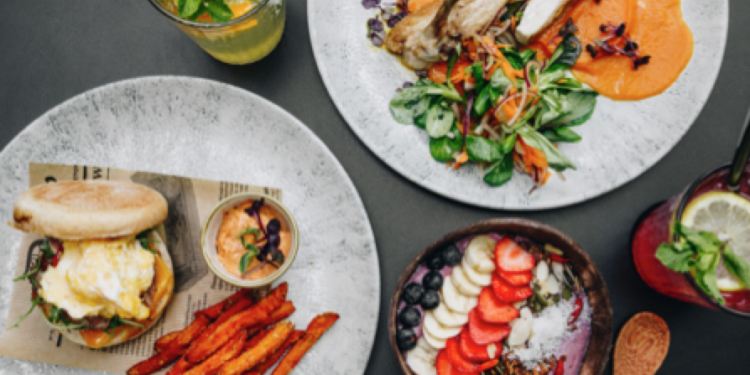 Dokonalé spojení: Zabruslete si a skvěle najezte v centru Prahy