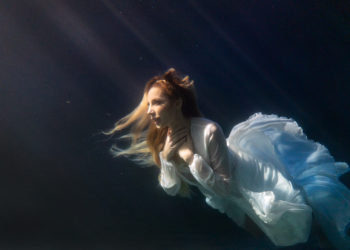 Olga Lounová představila klip pro Eurovizi. Během natáčení trpěla v ledové vodě!