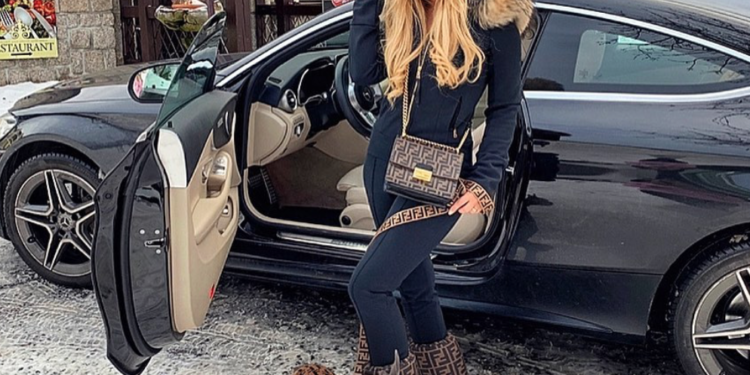 Myslivcová může na Fendim vydělávat: Její buldoček jezdí na skejtu!