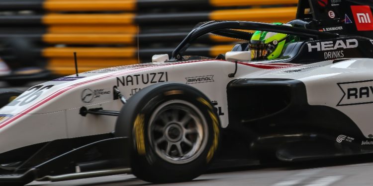 Piquet toho v Praze stihl hodně: České holky, práci i setkání se sponzory