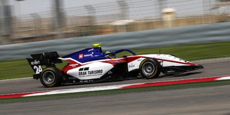 První den testů F3 v Bahrainu: Dva z Charouzových jezdců v top 10