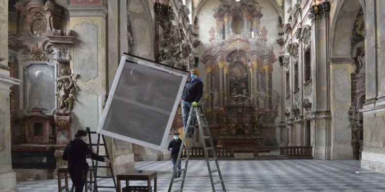 Výstava fotografa Pavla Máry v barokním kostele ukazuje jedinečnost lidských tváří a těl