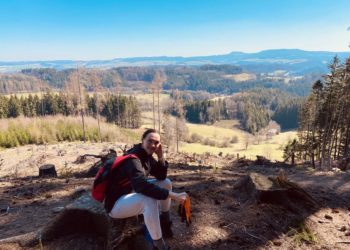 Těžké práce se nebojí. Kamila Nývltová si našla práci v lese