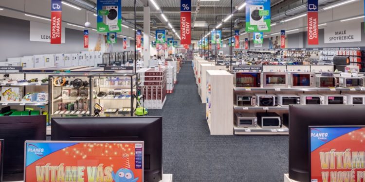 PLANEO Elektro plné lidí: Přišli si pro slevy, dezinfekci i ochranné pomůcky