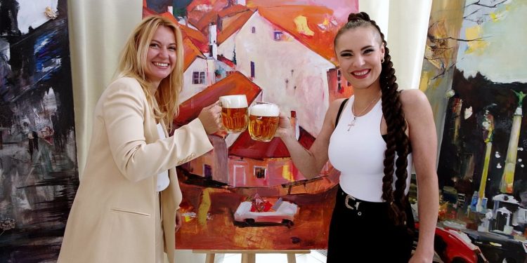 Malířce Anně Karan pokřtil katalog obrazů Prahy Martin Maxa nebo Marian Vojtko, který se malovat teprve učí