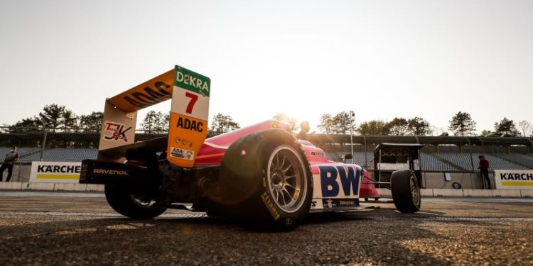 F4 v Hockenheimu: Tři raketové starty a bodík pro rychlíka Josefa Knoppa