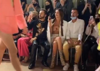 Makarenko by měla jít příkladem. Místo toho ukazuje prsa a nenosí roušku