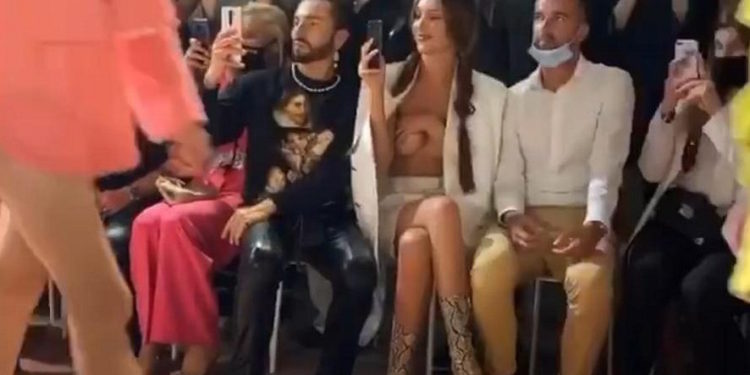 Makarenko by měla jít příkladem. Místo toho ukazuje prsa a nenosí roušku