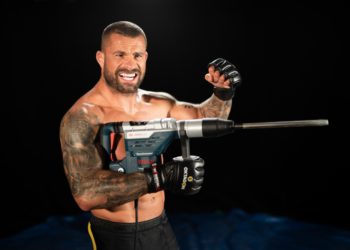 Terminátor Vémola ukázal tělo! Karlosi, to je nářadí