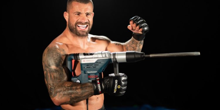 Terminátor Vémola ukázal tělo! Karlosi, to je nářadí