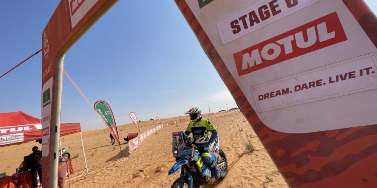 Michek znovu zlobil soupeře na továrních motorkách. V 6. etapě Dakaru byl po penalizaci šestnáctý