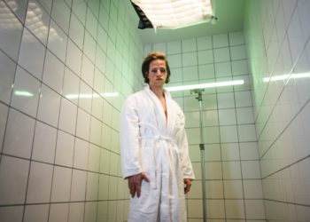 Peroutka natočil videoklip, ve kterém utíká nahatý před přízraky