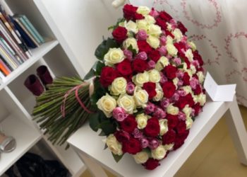 Má pozorného ctitele: Zpěvačka Aneta Veronika Horáková dostala nálož květin!