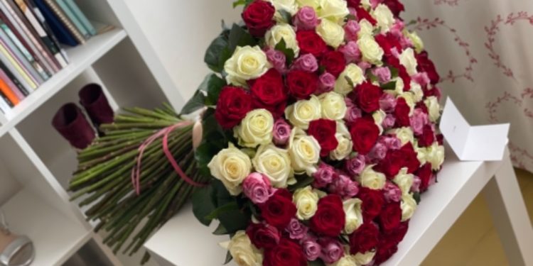 Má pozorného ctitele: Zpěvačka Aneta Veronika Horáková dostala nálož květin!