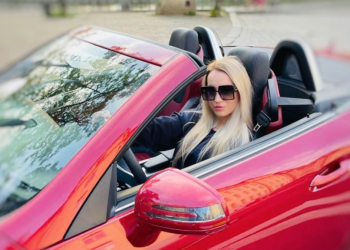 Sexy zpěvačku obrali o peníze a nestihla dlouho naplánovanou schůzku