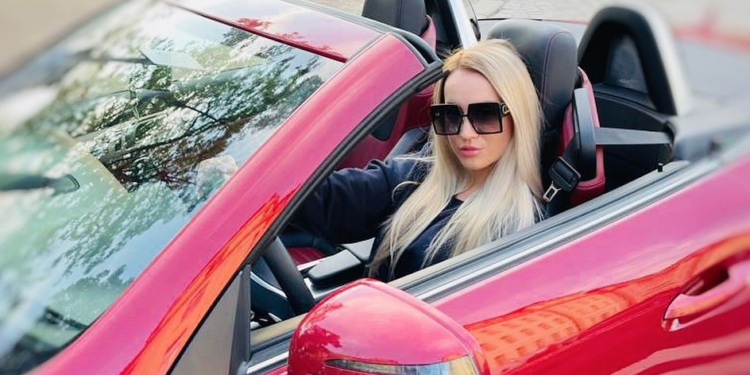 Sexy zpěvačku obrali o peníze a nestihla dlouho naplánovanou schůzku