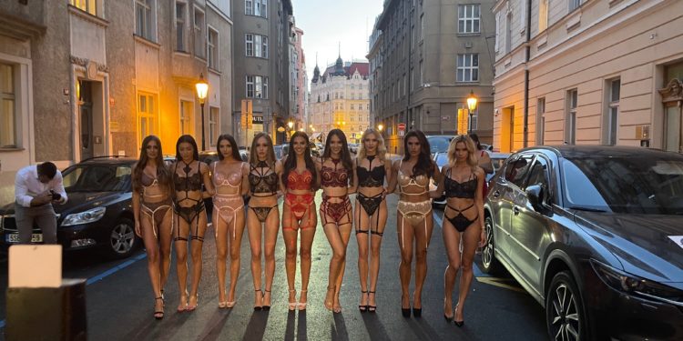 Dvě krásky v reklamě na Provoque: Tohle prádlo se musí prodávat samo