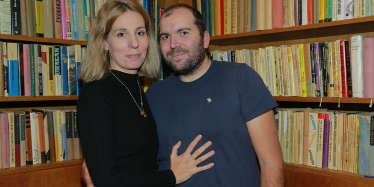 Abstinující alkoholička pomáhá dalším alkoholikům