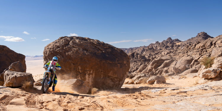 Mrazivý Dakar: Michek si od domorodce půjčil bundu, mokré duny vysilují