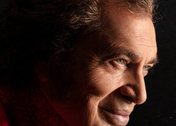 Legendární zpěvák poprvé vystoupí v Praze a představí všechny své hity!