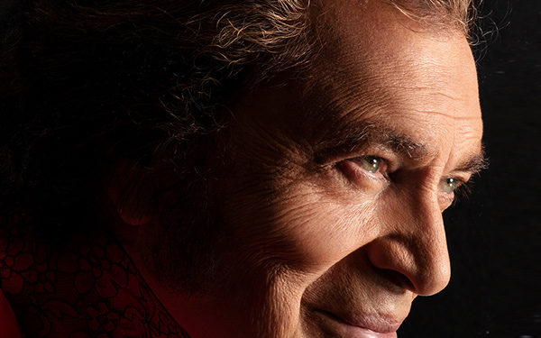 Legendární zpěvák poprvé vystoupí v Praze a představí všechny své hity!