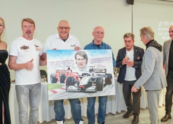 Mistři F1 poprvé spolu: Mika Häkkinen křtil v Praze unikátní knihu