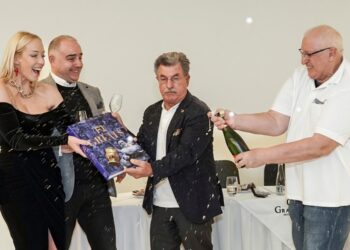 Hvězdný Häkkinen křtil a světoznámé šampaňské Mumm teklo proudem