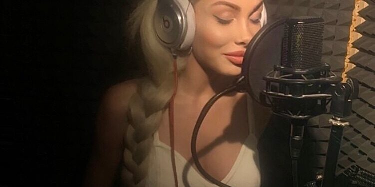 Latexová sexy domina Barbie: Český showbyznys má novou hvězdu!