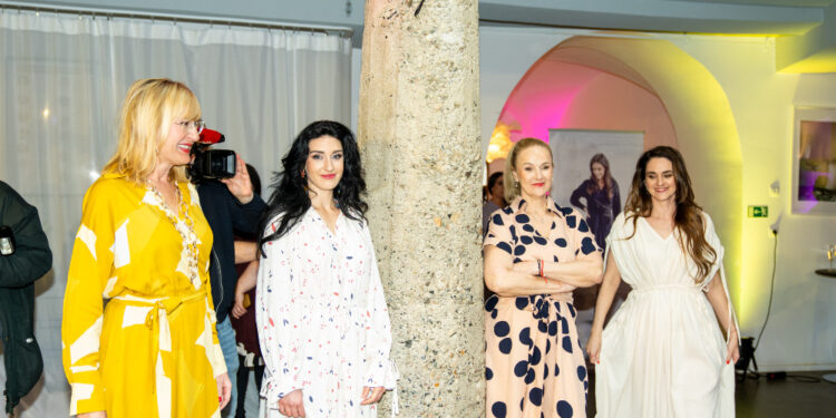 Módní přehlídku autorské značky Moment rozzářily známé české ženy