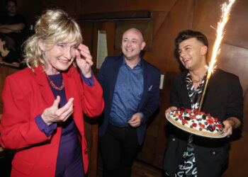 Limuzína, záplava kytek a hvězdní gratulanti. Dojatá Zuzana Bubílková slavila narozeniny ve velkém stylu