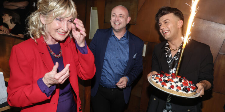 Limuzína, záplava kytek a hvězdní gratulanti. Dojatá Zuzana Bubílková slavila narozeniny ve velkém stylu