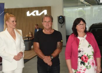 Zpěvák Jakub Smolík jezdí podle přepisů. Dneska cédéčkem policistu neuplatíte