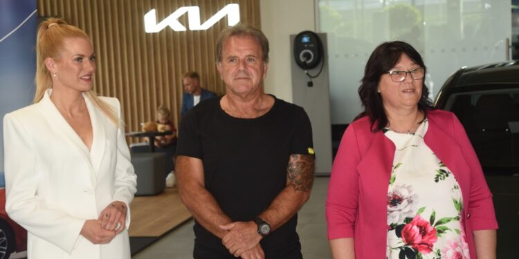 Zpěvák Jakub Smolík jezdí podle přepisů. Dneska cédéčkem policistu neuplatíte