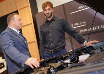 Vítěz soutěže Muže roku Jakub Mádl převzal svoji výhru. Auto do terénu i na rande