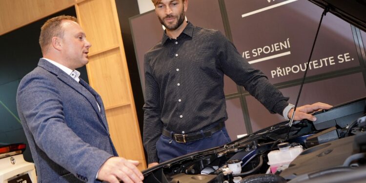 Vítěz soutěže Muže roku Jakub Mádl převzal svoji výhru. Auto do terénu i na rande