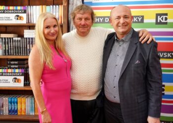 Standa Hložek má konečně Zlatého slavíka. Čerstvý sedmdesátník si pro něj došel do domova seniorů