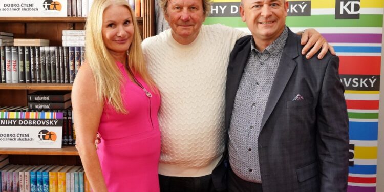 Standa Hložek má konečně Zlatého slavíka. Čerstvý sedmdesátník si pro něj došel do domova seniorů