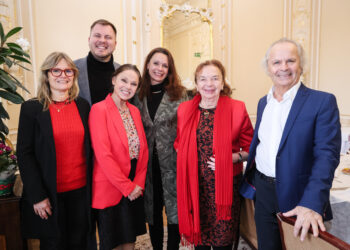 Z Londýna až do Prahy: Livia Klausová předala ocenění Lubošovi Vernerovi, jedničce mezi evropskými headhuntery