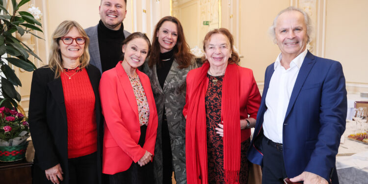 Z Londýna až do Prahy: Livia Klausová předala ocenění Lubošovi Vernerovi, jedničce mezi evropskými headhuntery